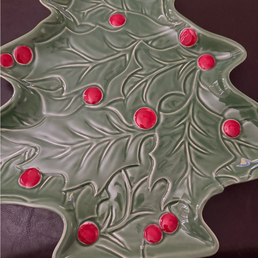 Temp-Tations Holiday Green and Red Holly Leaf Decor